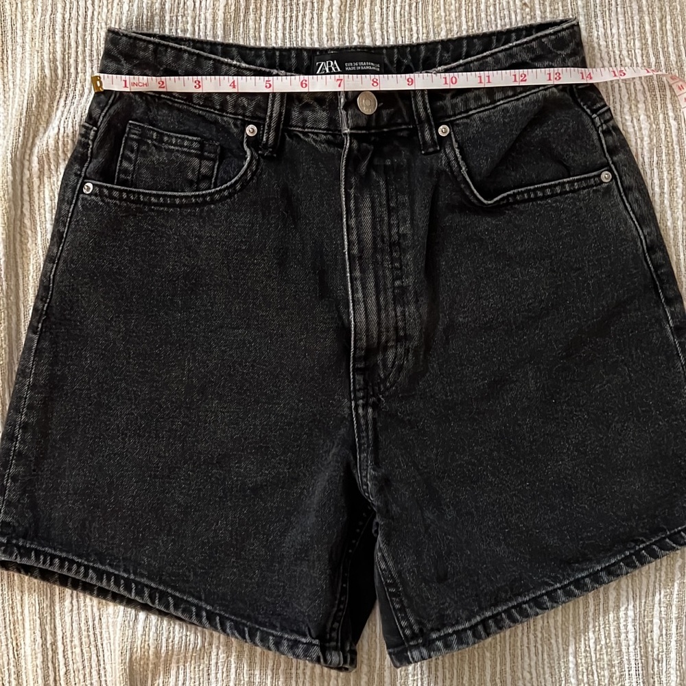 Black Zara mom shorts tagged a 4 like New condition.